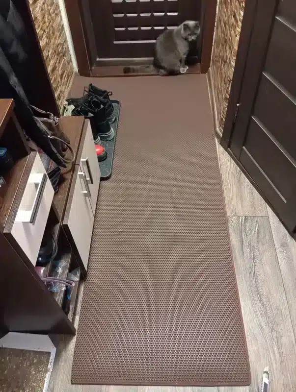 Traversă EVA maro pe holul unui apartament